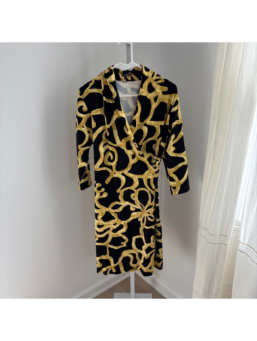 J. McLaughlin EUC Womenn's Black Gold Abstract Print Faux V-Neck Wrap Dress S